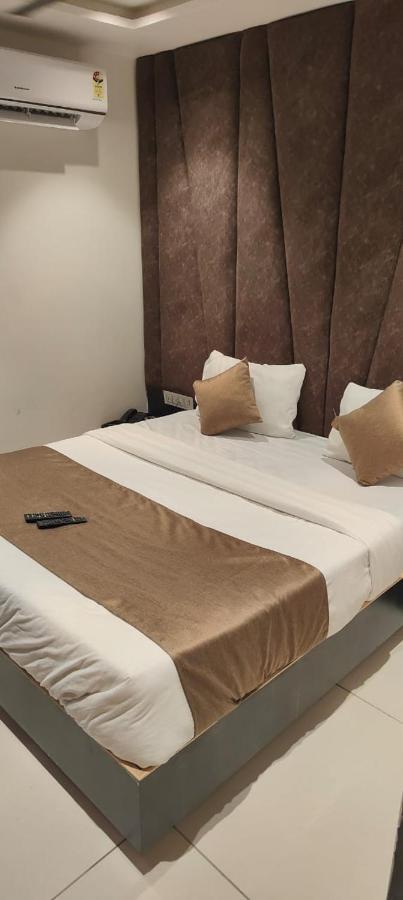 Prime View Hotel อาเมดาบัด ภายนอก รูปภาพ