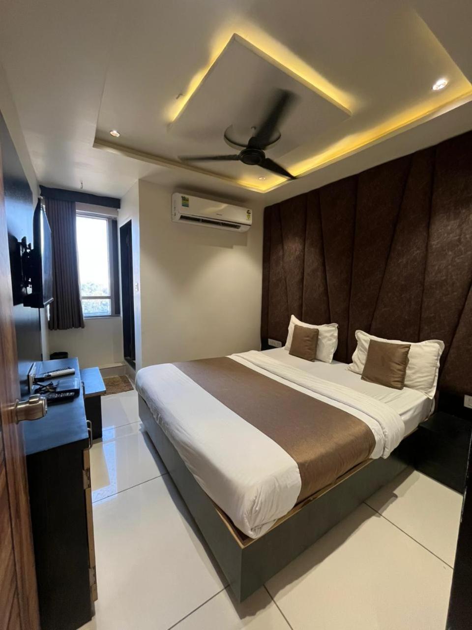 Prime View Hotel อาเมดาบัด ภายนอก รูปภาพ